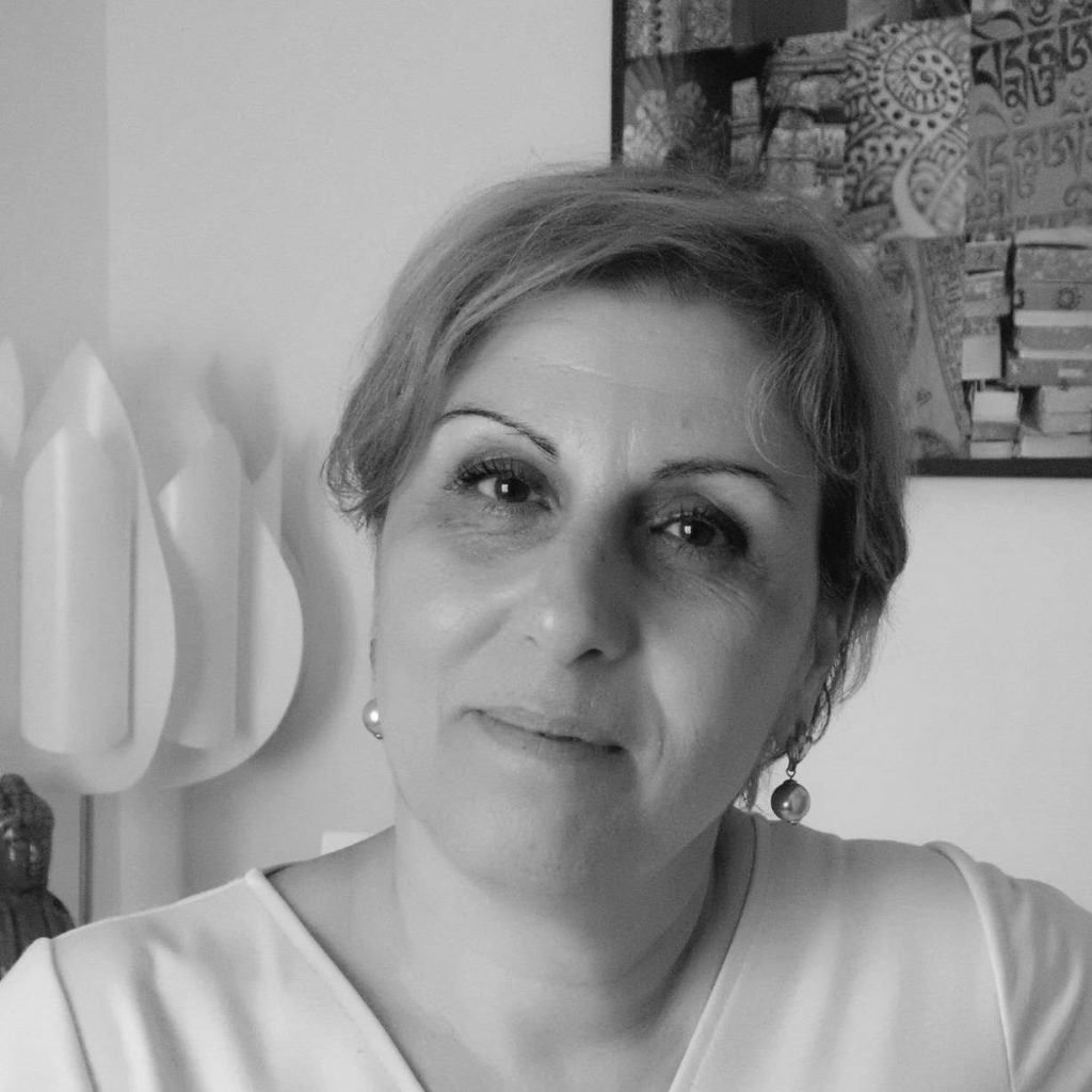 Lynda-Leban-Pertuis-therapeute-numerologie-coaching-tarots-de-marseille-olfactotherapie-aromatherapie-lithotherapie-pnl-naturopathie